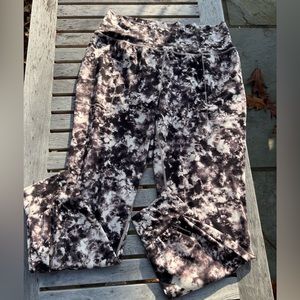 Athleta Women’s Salutation Jogger Black, white, pink print Size L Gently Worn